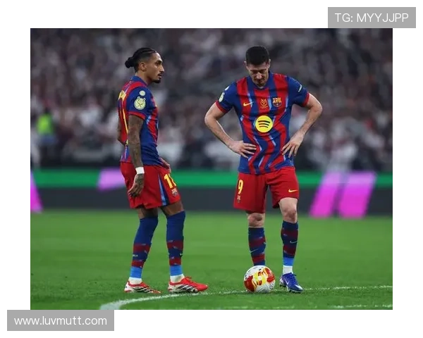 巴萨进攻体系过度依赖边路,表现受限,对赛季走势形成制约 巴萨进攻体系过度依赖边路,表现受限,对赛季走势形成制约